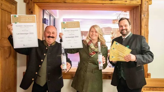 Gertrude und Franz Semlitsch aus Deutsch-Haseldorf punkteten mit einem Birnen- und einem Himbeerbrand.
