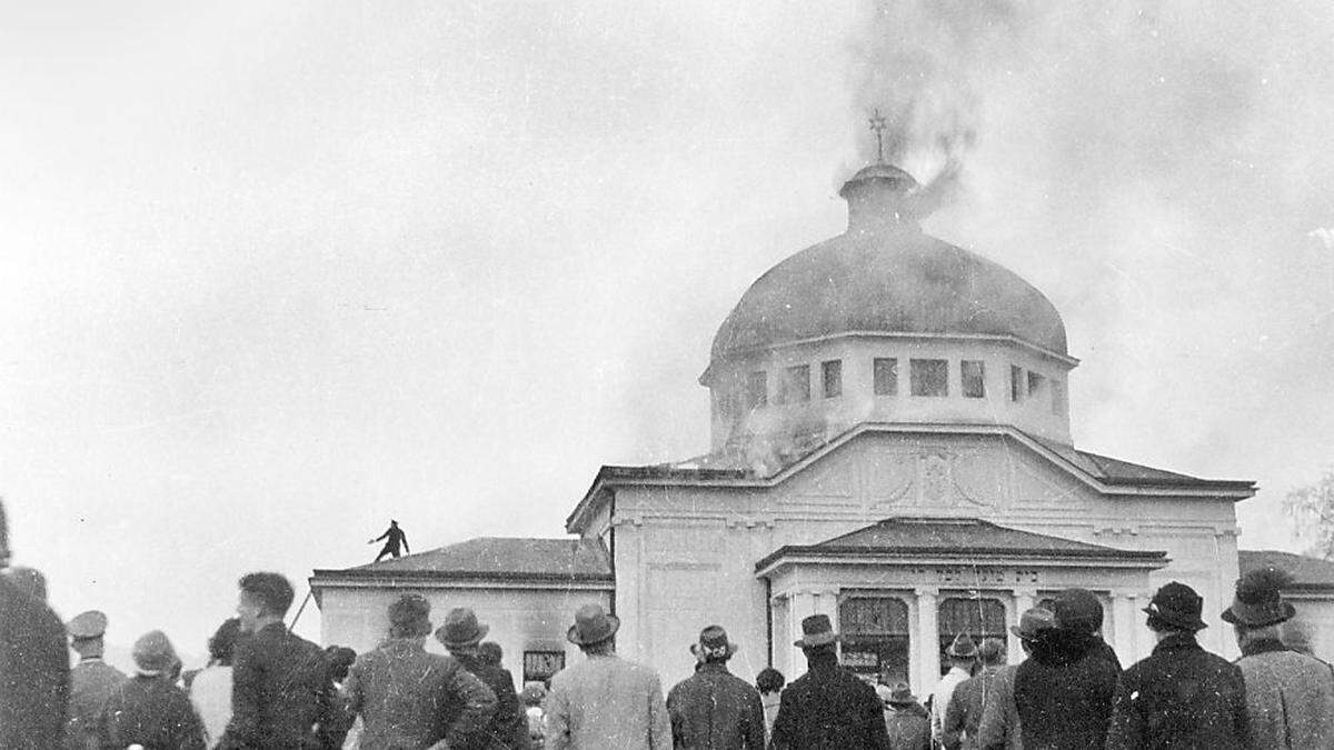 Brand der Zeremonienhalle am jüdischen Friedhof in Graz 1938. 