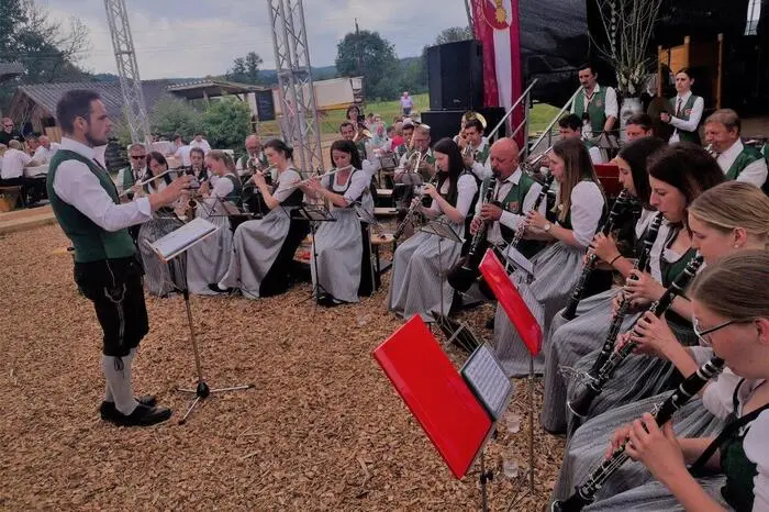 Nach zweijähriger Pause stand beim diesjährigen "Pfingstsunnti in Gnias" aber vor allem das gemeinsame Feiern im Mittelpunkt. Den Auftakt machte mit einem Frühschoppen die Marktmusik Sinabelkirchen unter der Leitung von Kapellmeister Daniel Pallier.