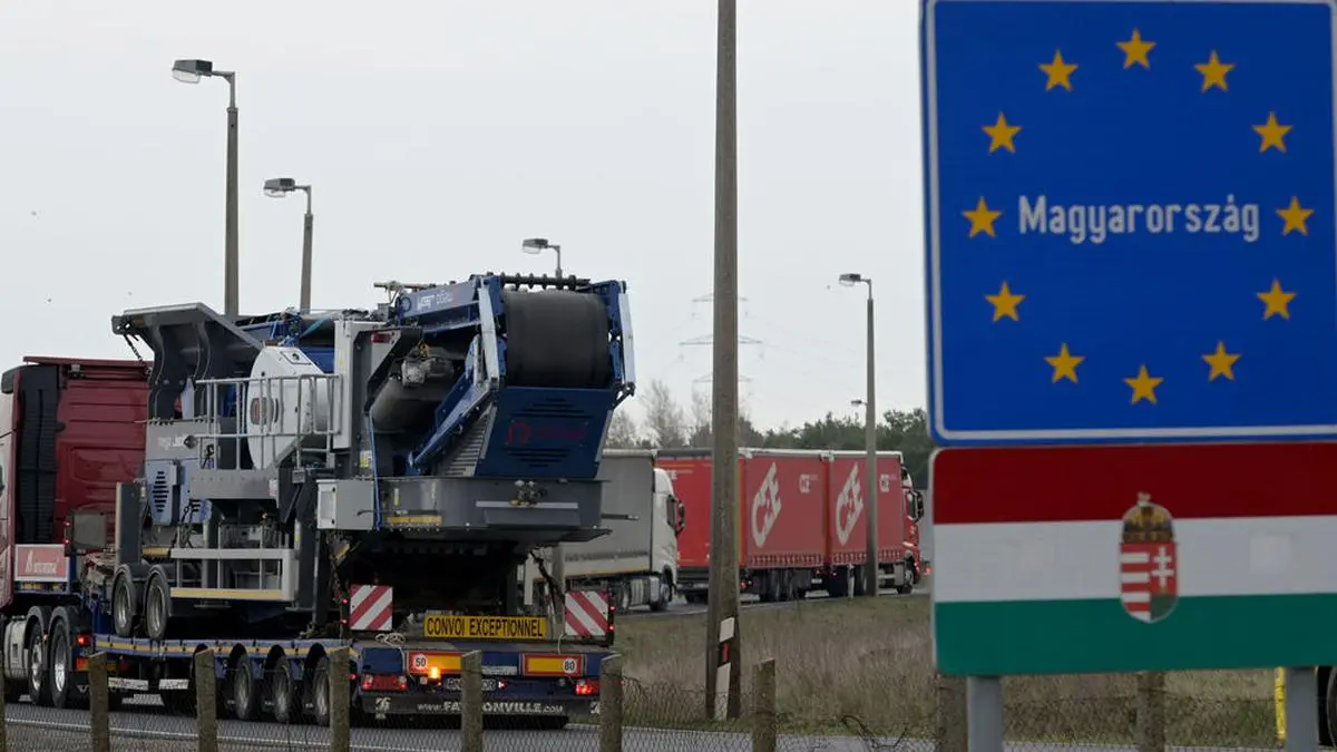 ABD0120_20200317 - NICKELSDORF - ÖSTERREICH: Am Autobahn-Grenzübergang Nickelsdorf (Bezirk Neusiedl am See) ist es am Dienstag nach der durch Ungarn erfolgten Grenzschließung für den Personenverkehr zu Problemen auf österreichischer Seite gekommen: Nach Angaben der Polizei hatte sich am Vormittag ein Lkw-Rückstau von 17 Kilometern gebildet, die Pkw stauten sich fünf Kilometer lang. Im Bild: Situationsübersicht an der Ungarischen Grenze, am Dienstag, 17. März 2020 in Nickelsdorf. - FOTO: APA/HERBERT P. OCZERET