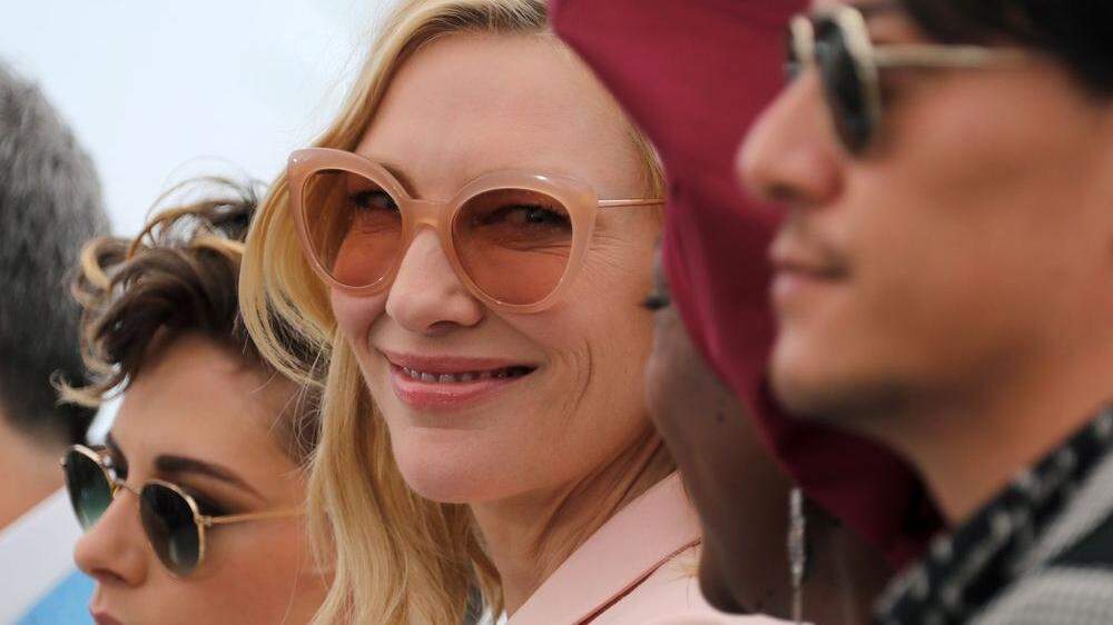 Cate Blanche mit einer Sonnenbrille von Andy Wolf Eyewear in Cannes