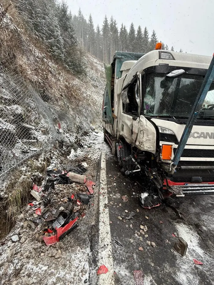 Ein Lkw prallte beim ersten Schneefall in die Teufelskurve