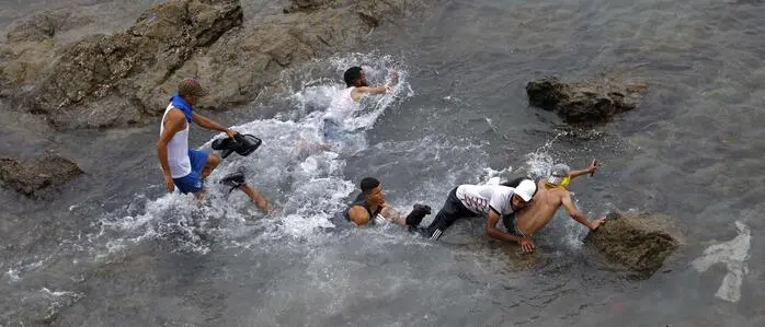 Menschen im Wasser wollen nach Ceuta schwimmen