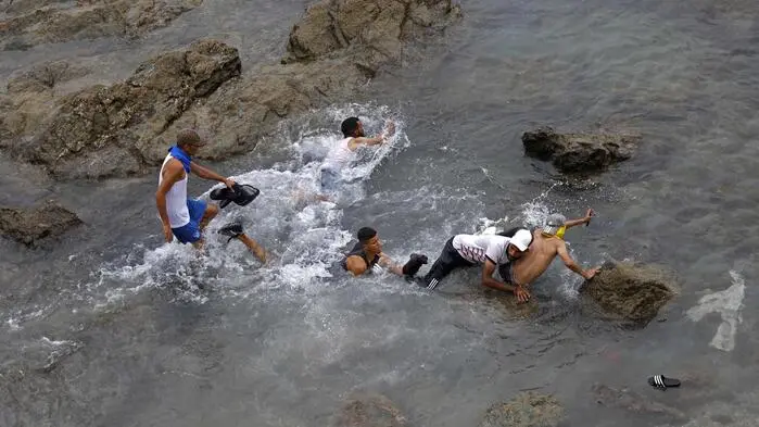 Menschen im Wasser wollen nach Ceuta schwimmen