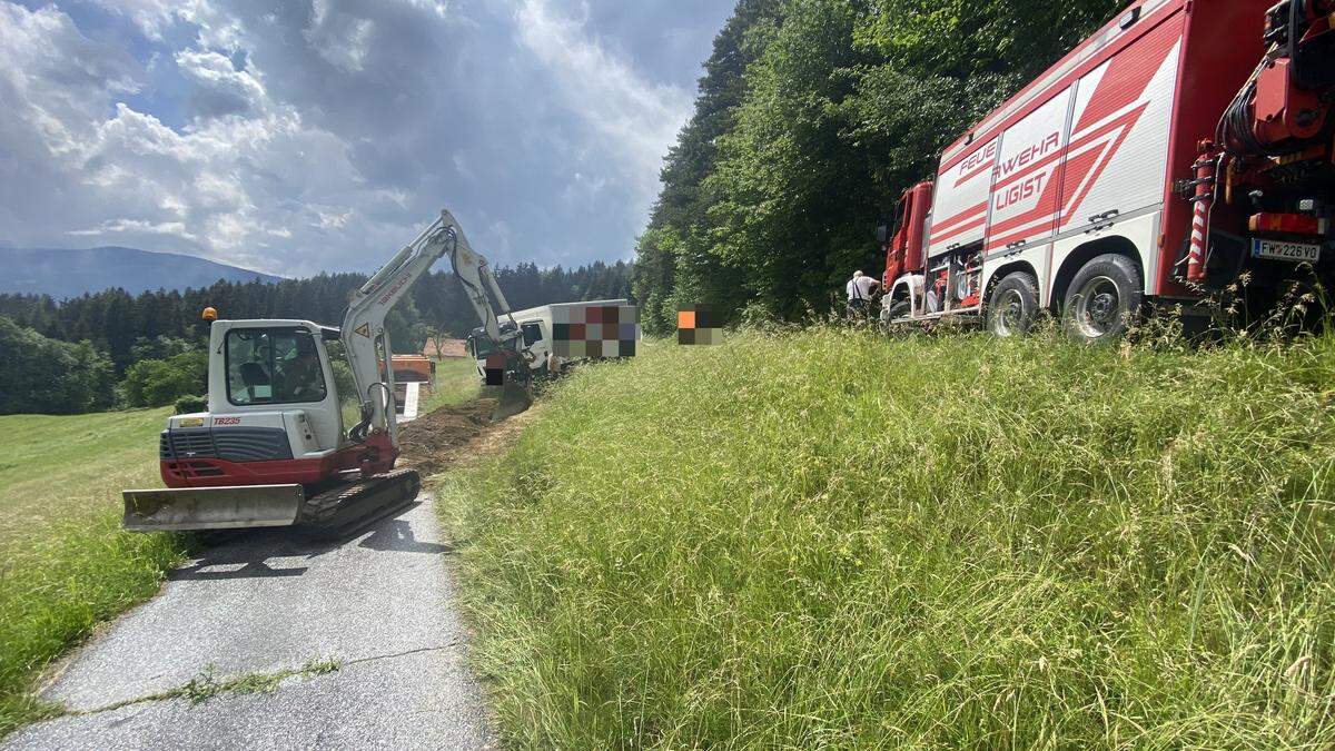 Die Wiese musste mit einem Minibagger abgegraben werden, damit der LKW weiterfahren konnte