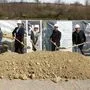 Spatenstich: Martin Kulmer, Mario Krumlacher und Christina Rosenfelder-Grün (Steuerberatungsbüro Grün). Gernot Kokal und Paul Kral, Bauleiter Lukas Leitner (von links)