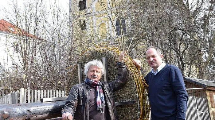 Am Dienstag wurde in der Gemeinde Leutschach ein neuer Storchenhorst aufgestellt.