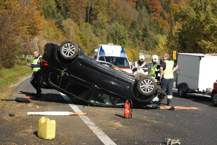 Das Auto überschlug sich, nachdem die Fahrerin zuvor von der Fahrbahn abgekommen war.