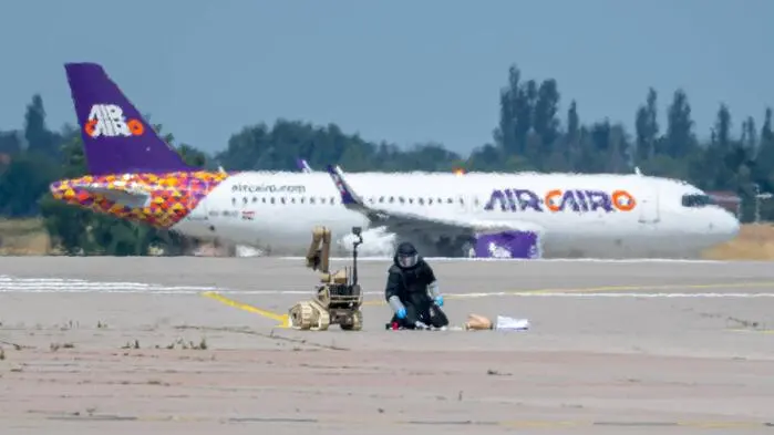 Am 5. August war am Flughafen Leipzig/Halle eine Drohne mit einer Sprengvorrichtung gefunden worden. Zur Explosion kam es nicht. Die Zentralstelle Extremismus Sachsen und das Landeskriminalamt hatten die Ermittlungen übernommen. Letzten Dienstag – einen Monat nach dem Vorfall – nannte die Bundesregierung Russland als Drahtzieher des gescheiterten Anschlags und zog diplomatische Konsequenzen