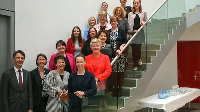 Gruppenbild mit Mann: Botschafter Botschafter Peter Huber öffnete „sein“ Haus für den Austausch 