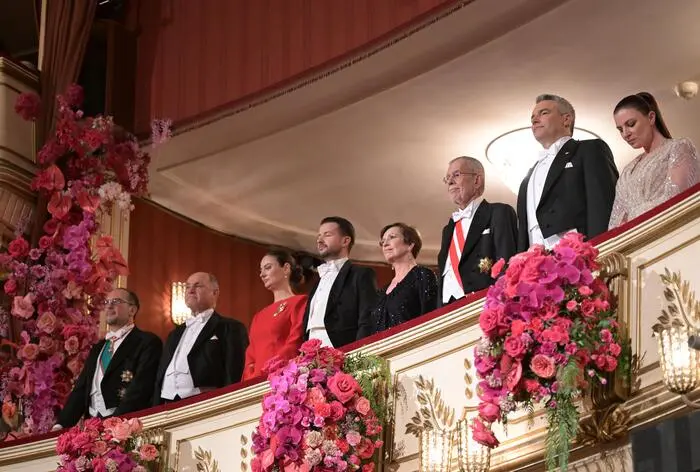(v.l.) Außenminister Alexander Schallenberg (ÖVP), Nationalratspräsident Wolfgang Sobotka (ÖVP), Montenegros Präsident Jakov Milatovic mit Ehefrau Milena, Bundespräsident Alexander Van der Bellen und Ehefrau Doris Schmidauer, Bundeskanzler Karl Nehammer (ÖVP) mit Ehefrau Katharina