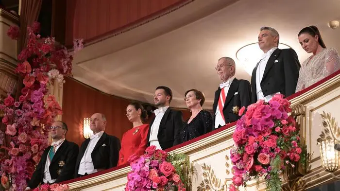  (v.l.) Außenminister Alexander Schallenberg (ÖVP), Nationalratspräsident Wolfgang Sobotka (ÖVP), Montenegros Präsident Jakov Milatovic mit Ehefrau Milena, Bundespräsident Alexander Van der Bellen und Ehefrau Doris Schmidauer, Bundeskanzler Karl Nehammer (ÖVP) mit Ehefrau Katharina