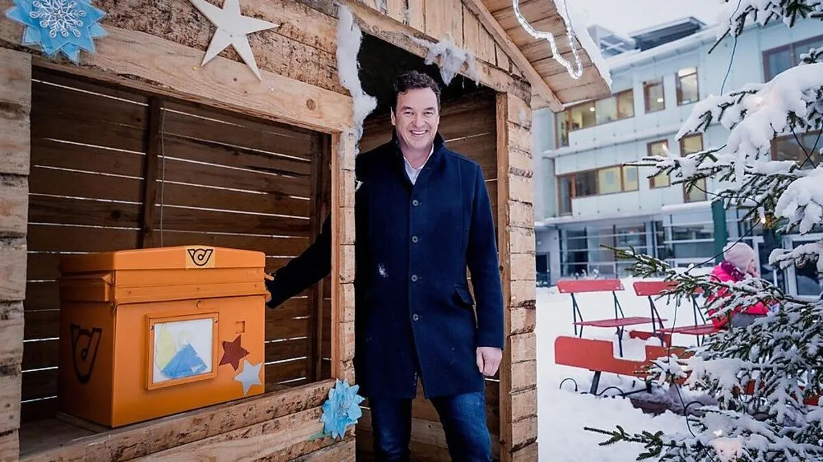 Bürgermeister Jochen Bocksruker im Bärnbacher Christkindl-Postamt