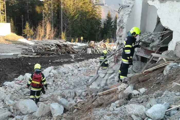 Mit fünf Einsatzfahrzeugen und 24 Einsatzkräften rückte die Freiwillige Feuerwehr Mariazell daraufhin zum Übungsort auf 1200 Meter Seehöhe aus.