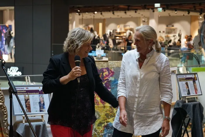 Ausgestellt sind Werke von Arthena Maxx, Beatrix Prinz, Christine Kalcher, Christine Schenk, DieMaxxo, Evelyn Fasch, Heidrun Kirzenberger, Magdalena Ofner, Maria Trattner und Martina Brandl.