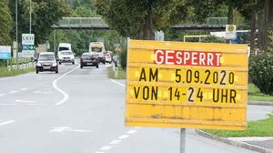 Tafeln kündigen die Sperre bereits an