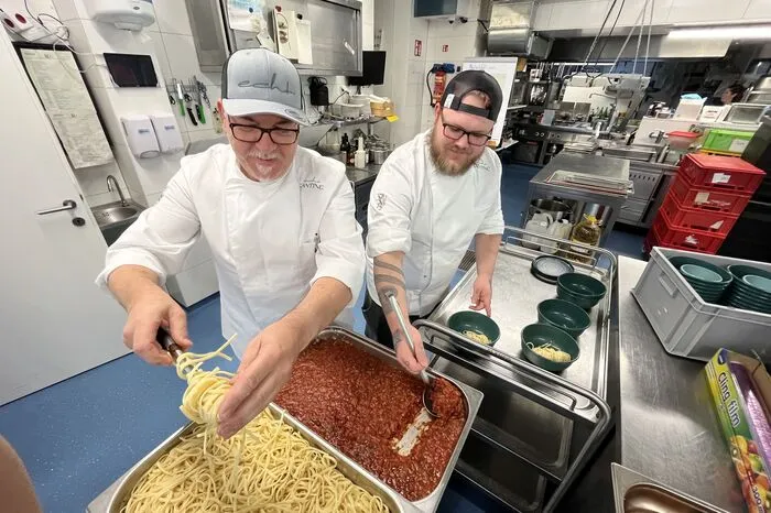 Günter Hierzer und Matthias Krems bereiten die Piccata Milanese für den kommenden Tag vor.