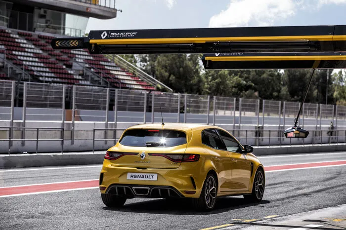 Vom Mégane R.S. übernimmt er die Allradlenkung, zur Serienausstattung zählt außerdem das Cup-Chassis.