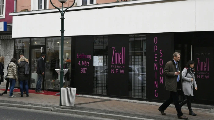 Am zentralsten Platz der Stadt nun präsent: Zinell Fashion&amp;Drinks. Eine echte Bereicherung für den Spittaler Hauptplatz. Ein modisches Einkaufserlebnis und ein Tagescafe, dort wo einst jahrzehntelang der legendäre "Moser-Schlauch" der In-Treff der Spittaler war.
