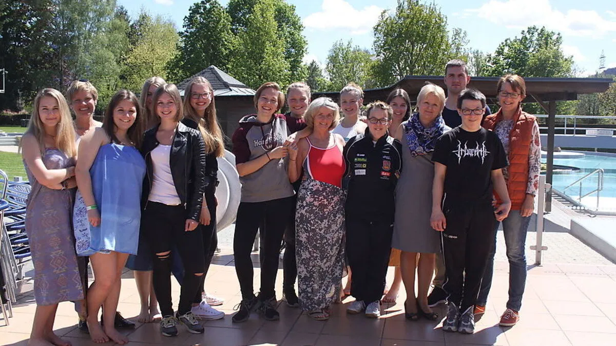 Auf ging's zum gemeinsamen Training im Hallenbad St. Veit