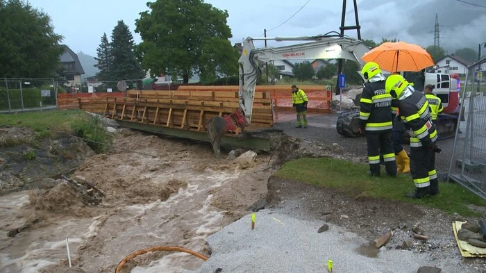 Schon Samstagabend wurde es bei einer Brückenbaustelle in Ardning brenzlig