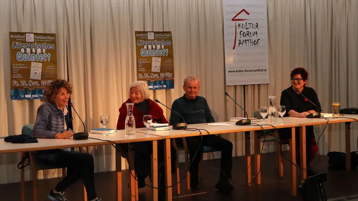 Daniel Mendelsohn, erzählt in seinem Roman eine Vater- und Sohn Geschichte, basierend auf Homers Epos über Odysseus. Es ist meisterlich geschrieben und lässt viele Fragen offen, die zur Diskussion anregen. Brauchen wir heute noch Helden und wie sehen sie aus? Wie gut können Kinder ihre Eltern kennen? Was macht eine gute Ehe aus? Identität und die unterschiedlichen Wege, die zu einem Ziel führen können.  