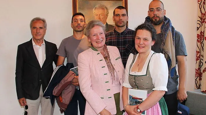 Gastgeberinnen Reingard und Anna Scheriau mit Kurator Köb, den Künstlern Wisser, Riccabona und Furtenbach