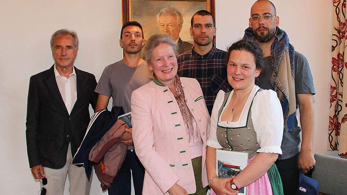 Gastgeberinnen Reingard und Anna Scheriau mit Kurator Köb, den Künstlern Wisser, Riccabona und Furtenbach