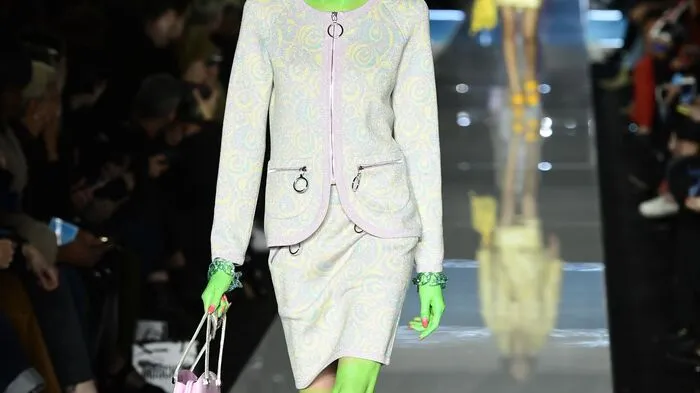 Wohin man schaute: Jackie Kennedy. Jedes Model der am Mittwochabend anlässlich der Mailänder Modewoche aufgeführten Moschino-Show wirkte wie ein Ebenbild der legendären First Lady.