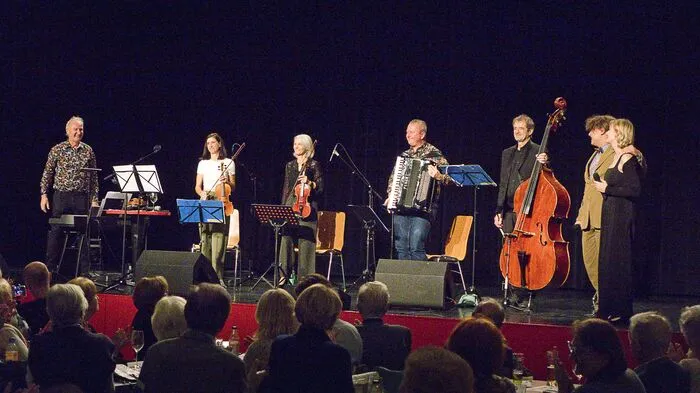 Einen gemütlichen Konzertcafé-Nachmittag, der alle Sinne ansprach, veranstalteten die Salonschrammeln im Roten Saal in Spielberg. Wie es sich für Salonschrammeln gehört, begann das Konzert mit einem Marsch, dem Aichfeldmarsch von Karl König, einem Gründungsmitglied des Ensembles, Komponist und Arrangeur. Daneben stand Max Haubner auf dem Programm, der ebenfalls viele Stücke für die Salonschrammeln geschrieben hat.
