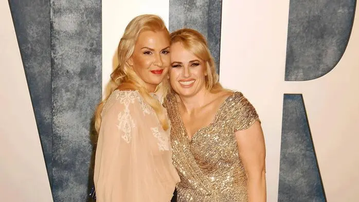 Rebel Wilson (re.) und Gattin Ramona Agruma – hier im Rahmen einer Oscar-Party in Beverly Hills – nahmen sich gemeinsam mit ihren Kindern eine Auszeit am Altausseer See