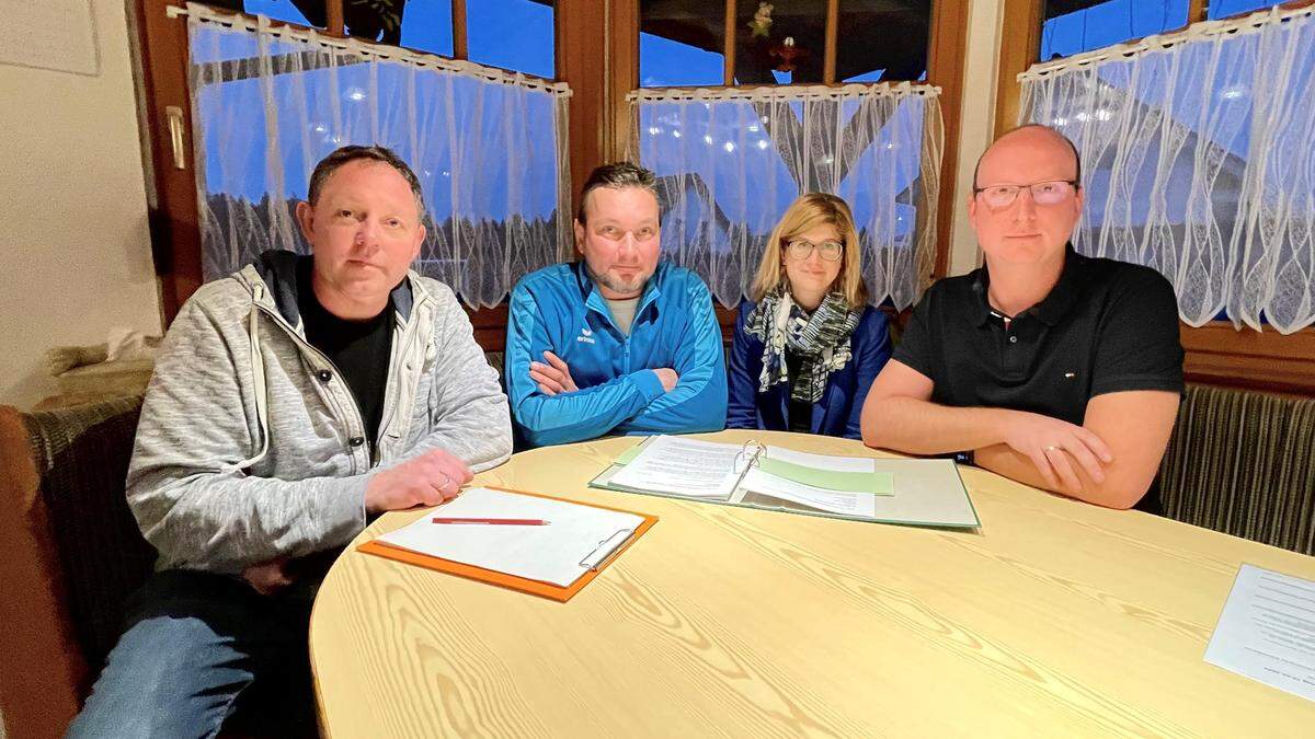 Martin Schmidt, Frederick Scheifler, Martina und Robert Ranftl vom Verein „Rettet das Kainachtal“