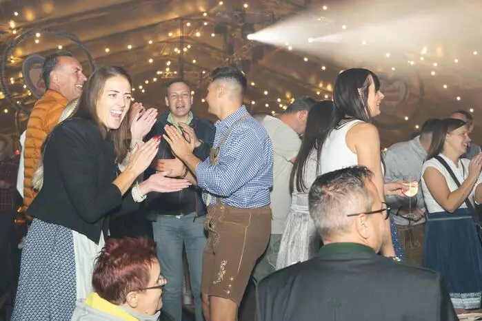Vor vollem Festzelt sorgten die Bands mit ihrer Mischung aus Partyhits, Schlager und Volksmusik für ausgelassene Stimmung.