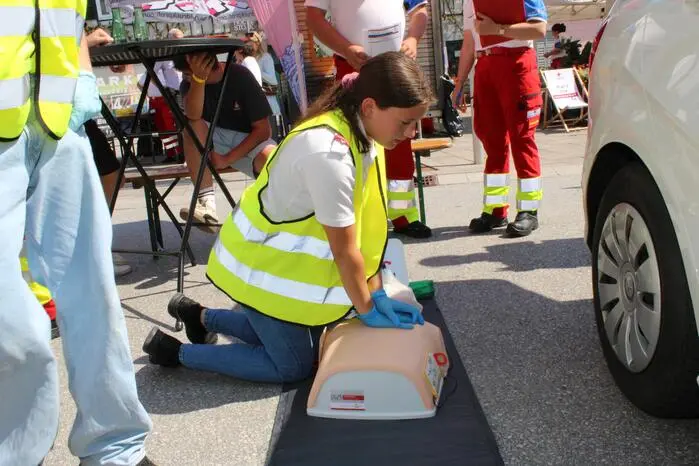 Grund dafür war der Rotkreuz-Landesjugendbewerb. Rund 100 Teams und 35 Einzelteilnehmer – in Summe rund 600 Jugendliche zwischen 10 und 17 Jahren – stellten sich praktischen und theoretischen Aufgaben.