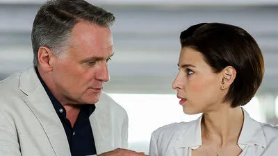 Bernhard Schir (Hadrian) und Martina Ebm (Caroline)