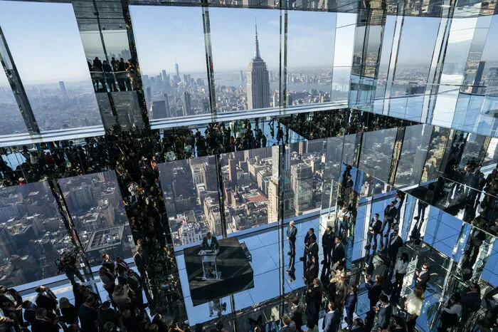 Sie bietet auf drei Stockwerken einen Panorama-Blick über die Metropole, Kunstinstallationen, Außenterrassen und einen gläsernen Aufzug.