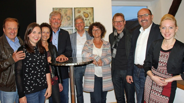 Landeshauptmann Peter Kaiser besuchte am Karsamstag das Kulturhaus "Hiša kulture" in Schwabegg/Žvabek. Danach ging es zum Volleyball des SK Posojilnica Aich/Dob und weiter zu den Fackelträgern von St. Georgen/Št. Jurij.