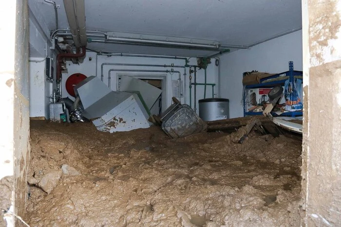 Bis unter das Dach sind die Kellerräume einiger Häuser verschlammt