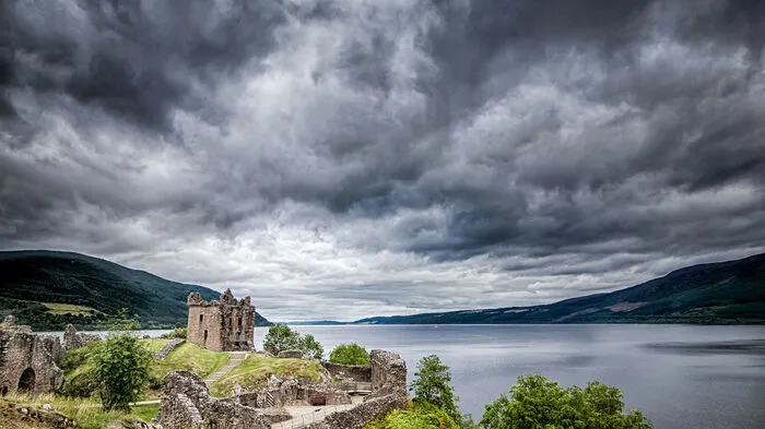 Der See Loch Ness in Schottland ist nicht nur wegen der Mythen um das Ungeheuer Nessie ein touristischer Anziehungspunkt. Seit einigen Jahren schon wird an einem Wanderweg rund um den zweitgrößten See Schottlands gebaut. Eine vollständige Umrundung von Loch Ness ist damit ab August 2018 möglich. Für die 112 Kilometer sollte man vier bis fünf Tage einplanen. Dabei ist der Weg nicht nur für Wanderer und Spaziergänger geeignet, auch Radfahrer und Mountainbiker kommen hier auf ihre Kosten.
