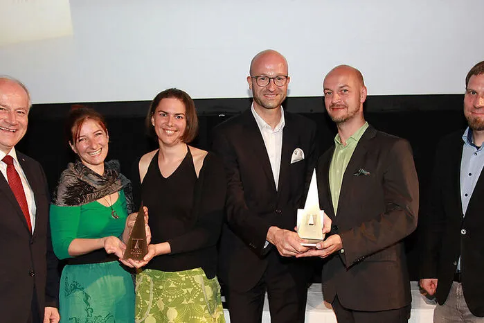 Gewinner Sonderpreis CSR-Newcomer: Laudator und Landesrat Johann Seitinger, Bettina Kager und Angelika Mende von der Cooltours GmbH, Bernd Pürcher und Ingo Reinhardt und von der art &amp; event Theaterservice GmbH, Laudator Manfred Neuper von der Kleinen Zeitung