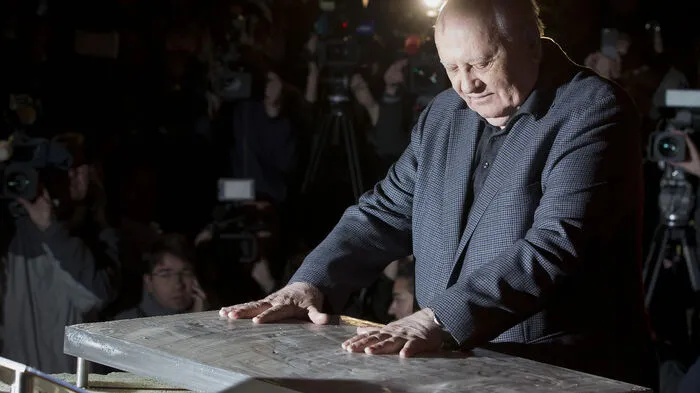 Am 7. November 2014 verewigte der Ex-Präsident der Sowjetunion seinen Handabdruck in einem Stück der Berliner Mauer.