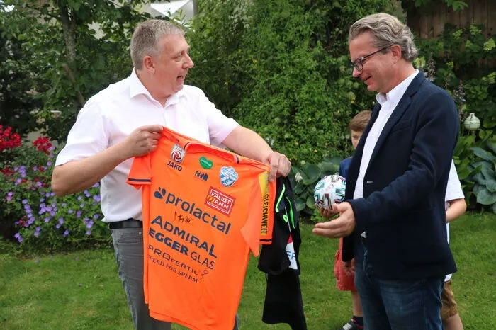 Dem Landesrat wurde ein unterschriebenes Trikot von Stürmer Dario Tadic überreicht. Bürgermeister Martschitsch durfte sich über ein Shirt von Rene Swete freuen.