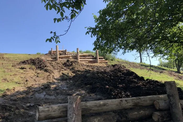 Obwohl für die Betroffenen gar nicht lustig, war es wohl dennoch der kurioseste Einsatz im heurigen Feuerwehrjahr. Nach schweren Regenfällen krachte eine „Mistlawine“ in ein Einfamilienhaus in Voitsberg-Krems. Eine Woche lang dauerten Evakuierung und die Säuberungsarbeiten an.