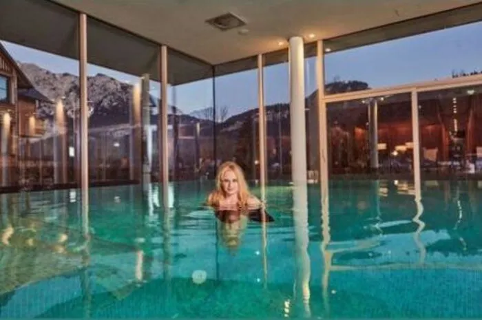 Rebel Wilson beim Training im hoteleigenen Schwimmbad