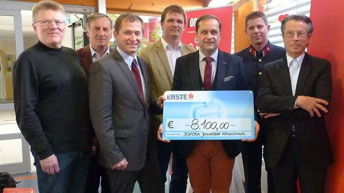 jopera-Intendant Dietmar Kerschbaum (3. v. r.) überreichte den Scheck, Franz Cserni (r.) das Bild