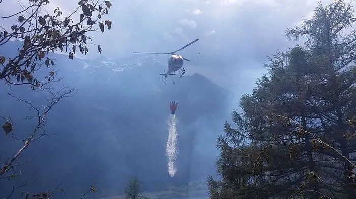 Auch der Hubschrauber des Innenministeriums war im Löscheinsatz
