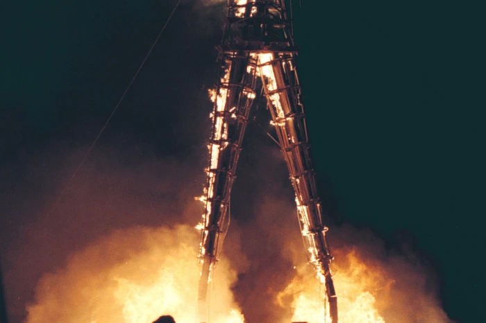 Ihre Wurzeln hat die Massenveranstaltung mit Kultstatus 1986 am Strand von San Francisco. Im kleinen Kreis von 20 besten Freunden verbrannte Initiator und Organisationsleiter Larry Harvey damals eine 2,40 Meter hohe Holzfigur - ein Symbol verschmähter Liebe, behaupten heute einige Partygänger. Der hölzerne "Mann" ist mittlerweile 24 Meter groß (wie hier aus dem Jahr 2000).