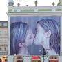 Kunstinstallation von Gottfried Helnwein | Das riesige Bild zweier sich küssender Mädchen verhüllt aktuell einen Teil des Rathauses in Gmunden