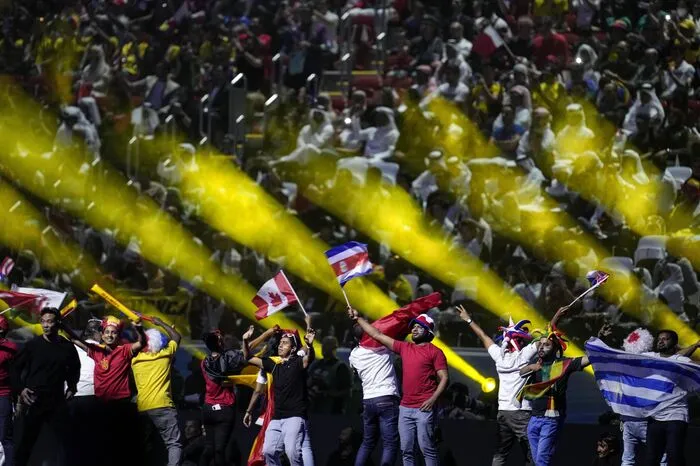 Im Al-Bait Stadion nördlich von Doha zelebrierten etliche Künstler in mehreren Akten die Eröffnungsfeier vor dem WM-Spiel von Katar gegen Ecuador.