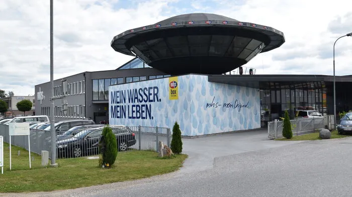 Schon von weitem zu sehen: Das "Ufo" der Firma mhs in Stainz.